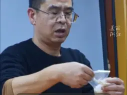 51岁咖啡店老板每周五晚免费给学生做化学实验 ：儿子高考化学满分，激发小朋友们对科学的兴趣很重要！