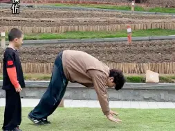 大家一起来跟小朋友学习前空翻吧