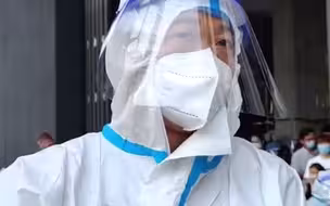 上海两名滞留旅客“变身”志愿者，助力海南三亚抗疫。