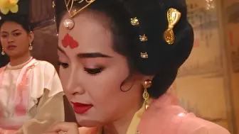 女人无意间，将胭脂涂在骰子上，竟意外打开骰子的封印，放出厉鬼