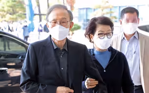 韩国前总统李明博入狱前现身医院：面容消瘦，夫人紧紧搀扶
