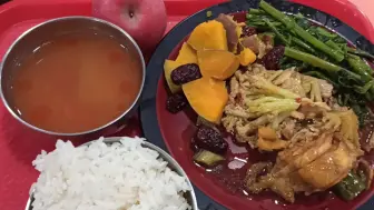 美味的一餐：白切鸡+肉花菜肉片+南瓜红枣+炒空心菜+番茄冬瓜汤+苹果