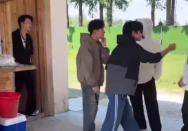 四个哥哥同时上手关心弟弟热不热，这简直就是一家人啊，看得我心软软