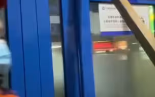消防员解救出被困女子，听到被困原因时笑了