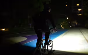 来自杭州市区的骑行小哥居然也被我的手电筒惊艳到了.