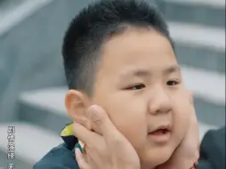 没见过这么嚣张的小孩，摔碎花瓶还沾沾自喜