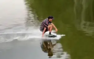 雨后的草坪，冲浪少年的天堂！带上冲沙板去玩个痛快