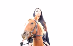 黑衣女王骑马
