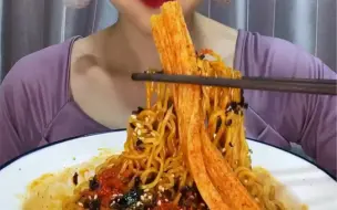 一不小心一口吃完了一包～g火鸡面