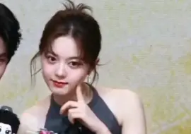 她的脸看起来很好戳的样子