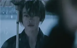 【浪客剑心】佐藤健雨中撑伞这幕绝美