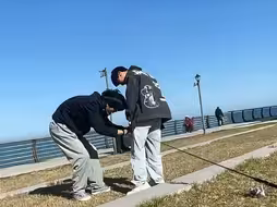 男生钓鱼钓到了路人小哥的裤裆，现场画面让人哭笑不得