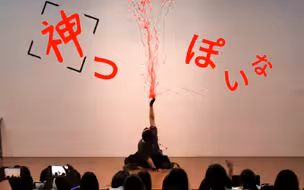 在社团迎新会上炸裂全场的《像神一样呐》