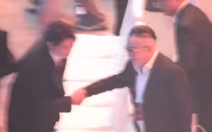 这么多圈内大佬主动和魏大勋打招呼加微信！这场面也太爽文男主了吧！