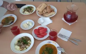 俄罗斯装甲车工厂午餐：土豆泥配菜汤