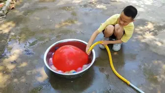 小泽玩充水气球，把气球充的很大，非常好玩