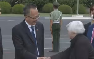 美国财政部部长耶伦抵达北京，与中方代表握手时长近20秒