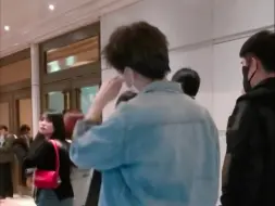 【王俊凯】澳门偶遇王俊凯漫步街头，背影也是高高帅帅！