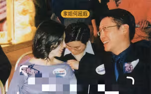 pansy和许笑容满面，看上去很开心，但何许粉丝如果知道这张照片的背景，恐怕就不会那么乐观了