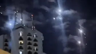 “如流星般的导弹划破夜空 愿世界和平”