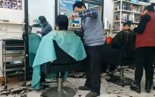 过年去理发，满屋子人都阳过了，带大家看看过年农村理发的价格