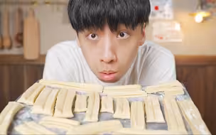 街边摊油条要怎么做，帅小伙做一个升级版的，味道....