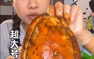 女子挑战吃完一整只大墨鱼｜超大一只吃服了