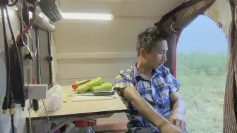 穷游陕西半路遭遇大暴雨，直接原地脱衣洗澡