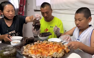 肥肠煎辣白菜，大块红烧马蹄子，三姐夫一家大口吃，大哥都看馋了
