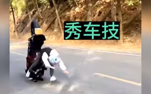 摩托车事故合集-小伙对自己技术很自信，差点被压死！