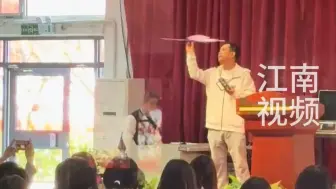 近日（发布）天津，梦幻一幕！老师放飞一只“仿生蝴蝶”，引来同学们的欢呼与惊叹，科技的浪漫在这一刻具象化了！