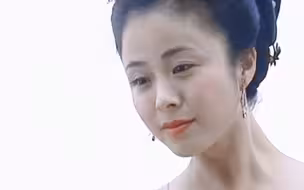 没有三生三世，没有天下众生，她用一块披肩演出了我童年里的神仙