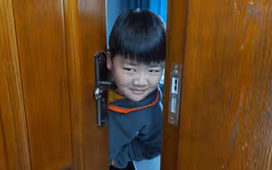 小侄子又来我家玩了，把卡包藏起来让他找，找到多少拆多少卡包！