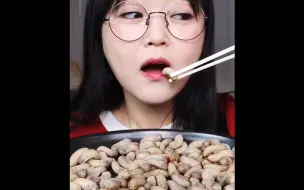 此刻，她已经想了一百件伤心事