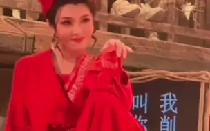 霄霄像那种被宠出来的女孩子