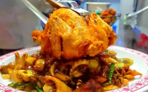 韩国爆火的街头小店专做黑豆炸酱面，配菜竟然是一整只炸鸡。