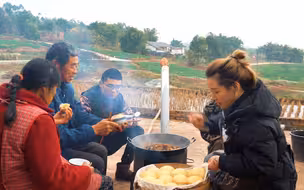 冬天就要吃点暖和的，跟姐妹学做红糖馒头，配上铁锅烧鸡，吃起太爽了
